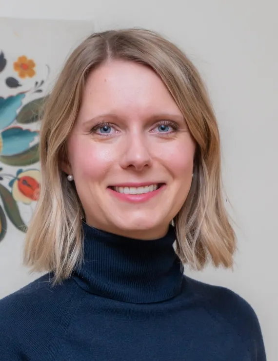 Headshot of Elizabeth Bodett Dresser, LCPC Level 2 trained IFS Therapist