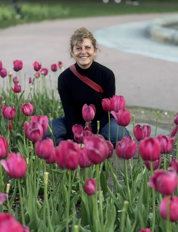 Como las flores que brotan en su belleza natural, el Self florece y las partes son acogidas con compasión.
